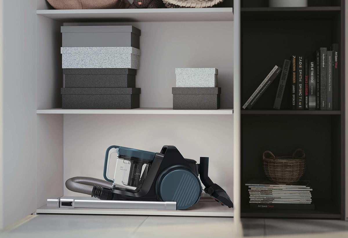 Η σκούπα αποθηκευμένη σε ένα ράφι ντουλάπας.